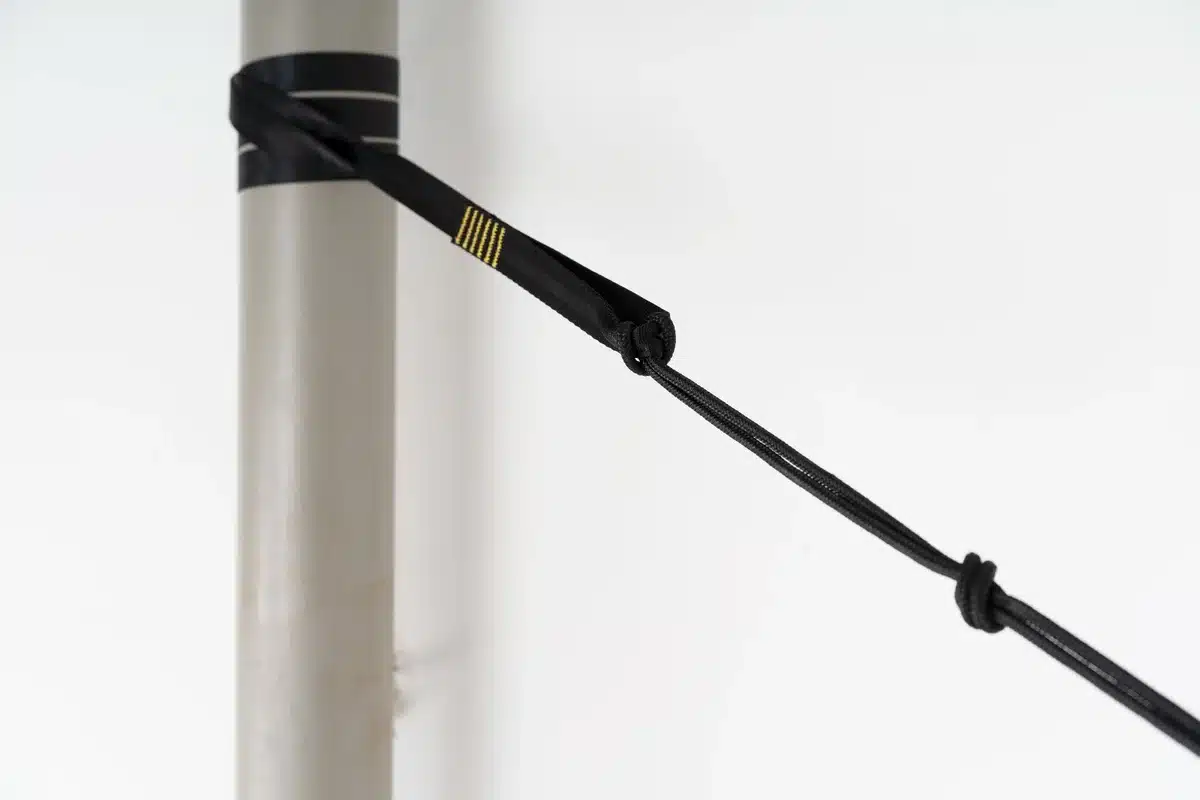 Moonstrap befestigung an metallpfosten detailaufnahme ticket to the moon