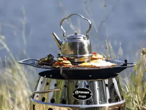 Petromax Atago Black Edition: vuur, grill en kooktoestel in één