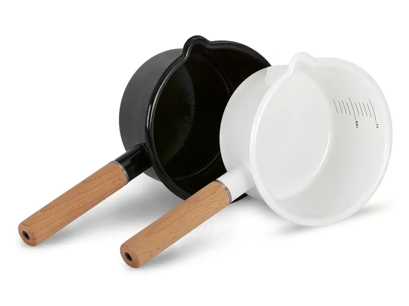 Emaille camping pan zwart en wit met houten handvat voor outdoor koken.
