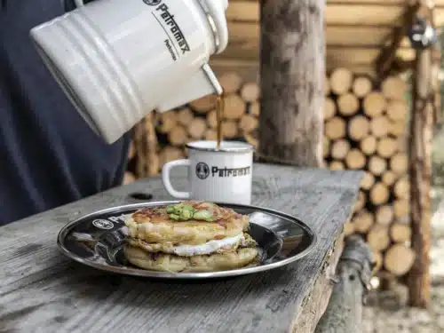 Emaille servies: waarom het buiten alles overleeft